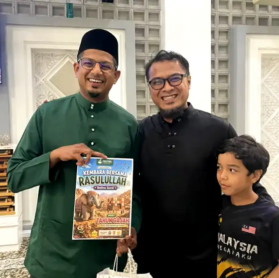 Ustaz Azlan Shah Nabees Khan holding the Bedtime Seerah book with compiler Faiz Mansor